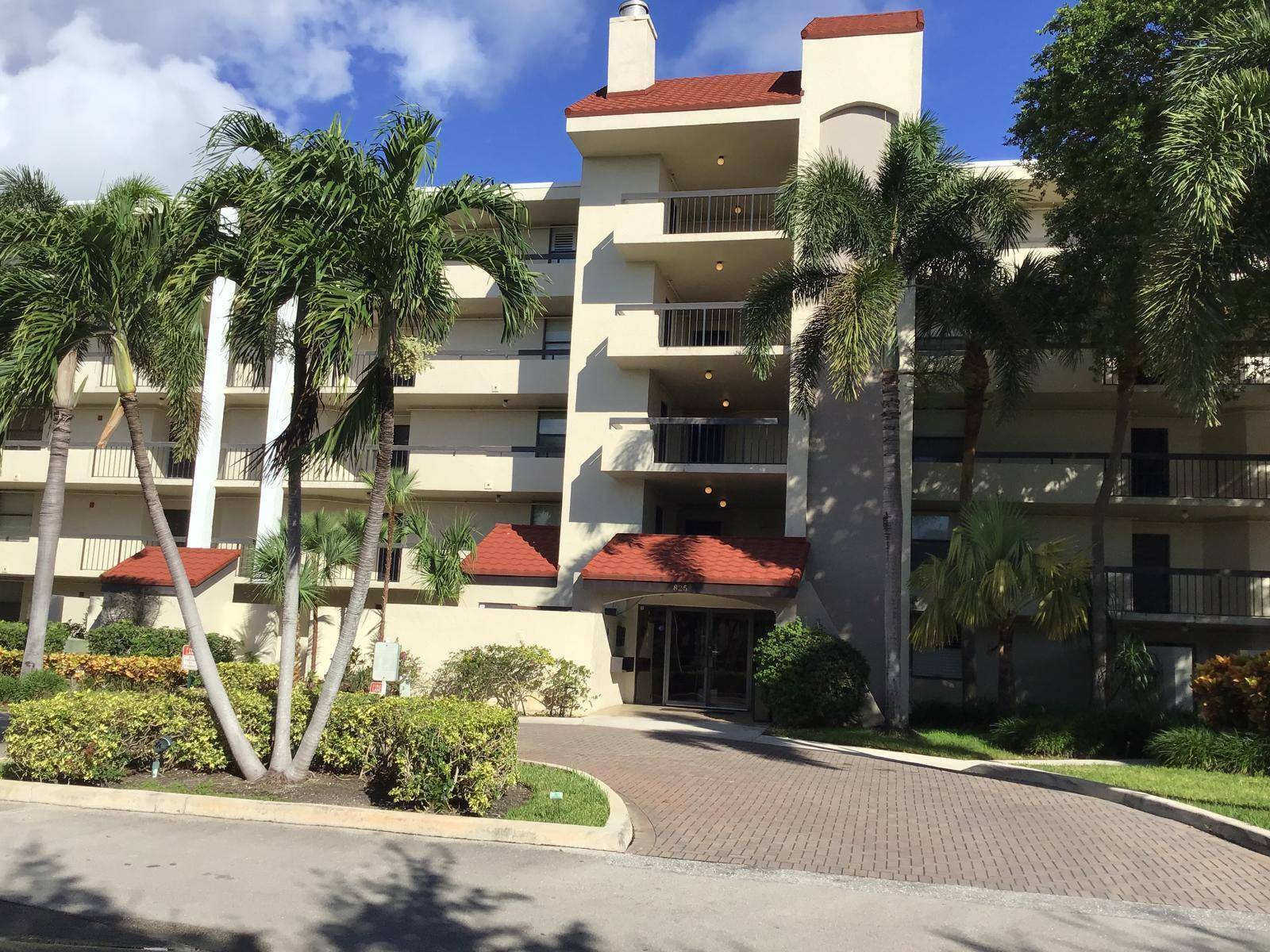 Welcome to paradise ! This stunning 5th floor unit in the prestigious Delray Beach Tennis and Racquet Club offers the ultimate South Florida lifestyle.