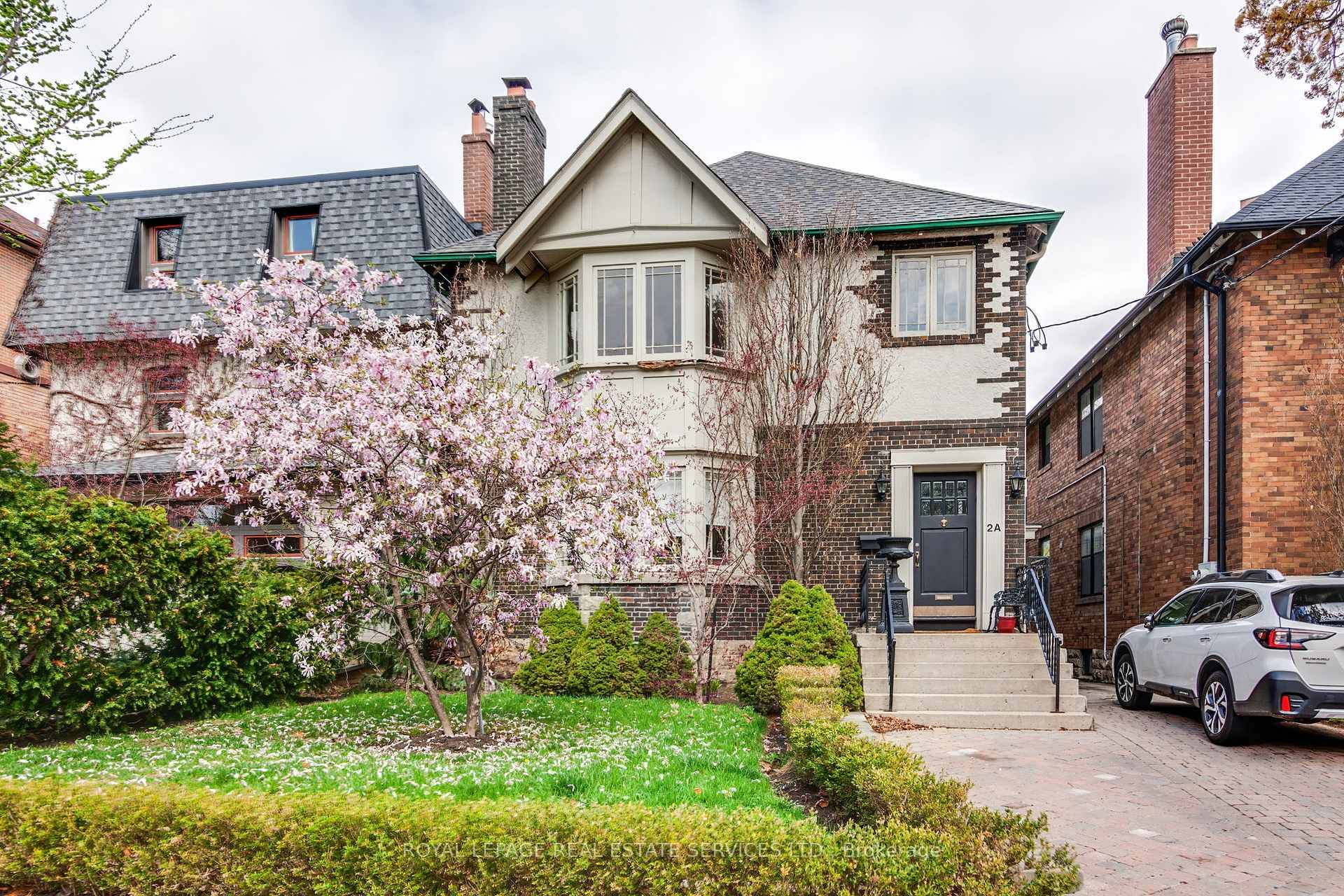Stunning Upper Level Unit In Deer Park.