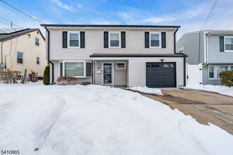 Welcome to this inviting 3 bed, 1.