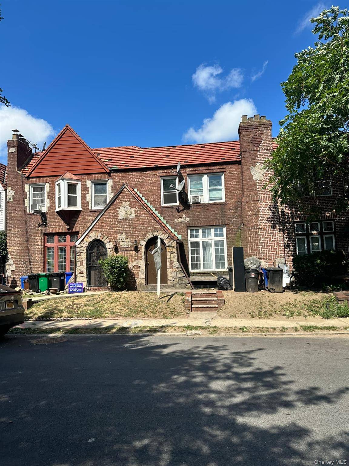 IMMACULATE BRICK TUDOR COLONIAL WITH HIGH CATEDRAL CEILINGS, 3 BEDROOMS, 4 BATHROOMS, HUGE MASTER BEDROOM WITH PRIVATE BATH, HIS AND HERS CLOSETS CLOSETS, FULL FINISHED BASEMENT, ALL HARDWOOD FLOORS, KITCHEN ...