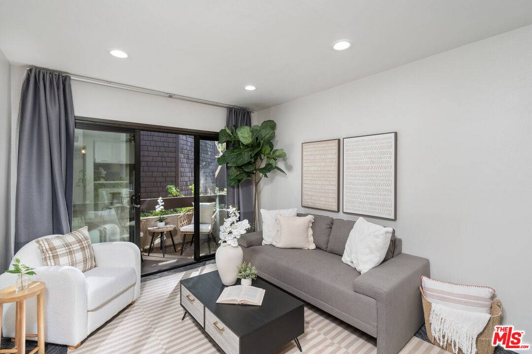 950  N Kings Rd 1BR Sunset Strip La