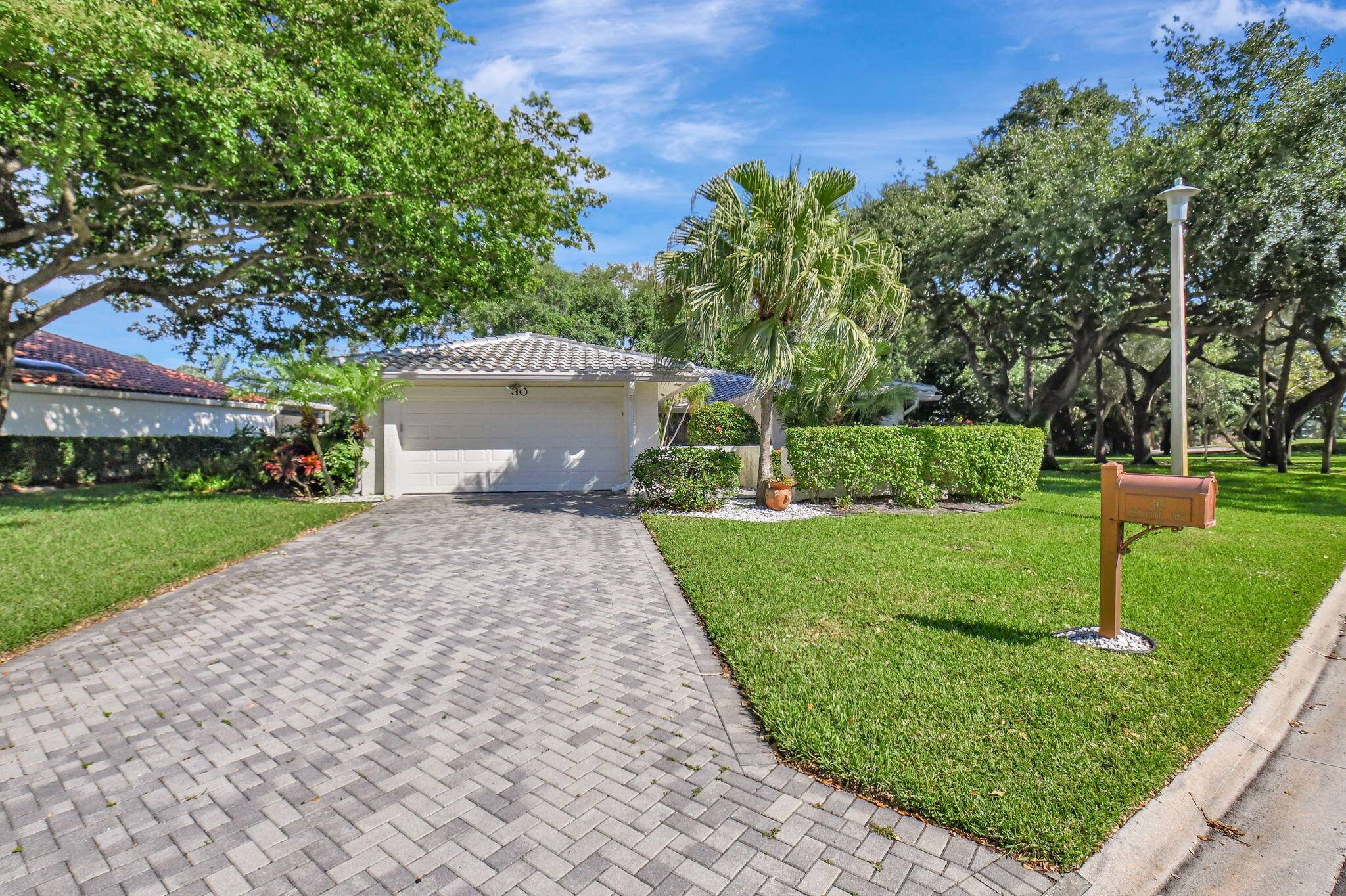 Welcome to this stunning single family residence located in the prestigious Hampshire community w i Hunters Run Country Club.