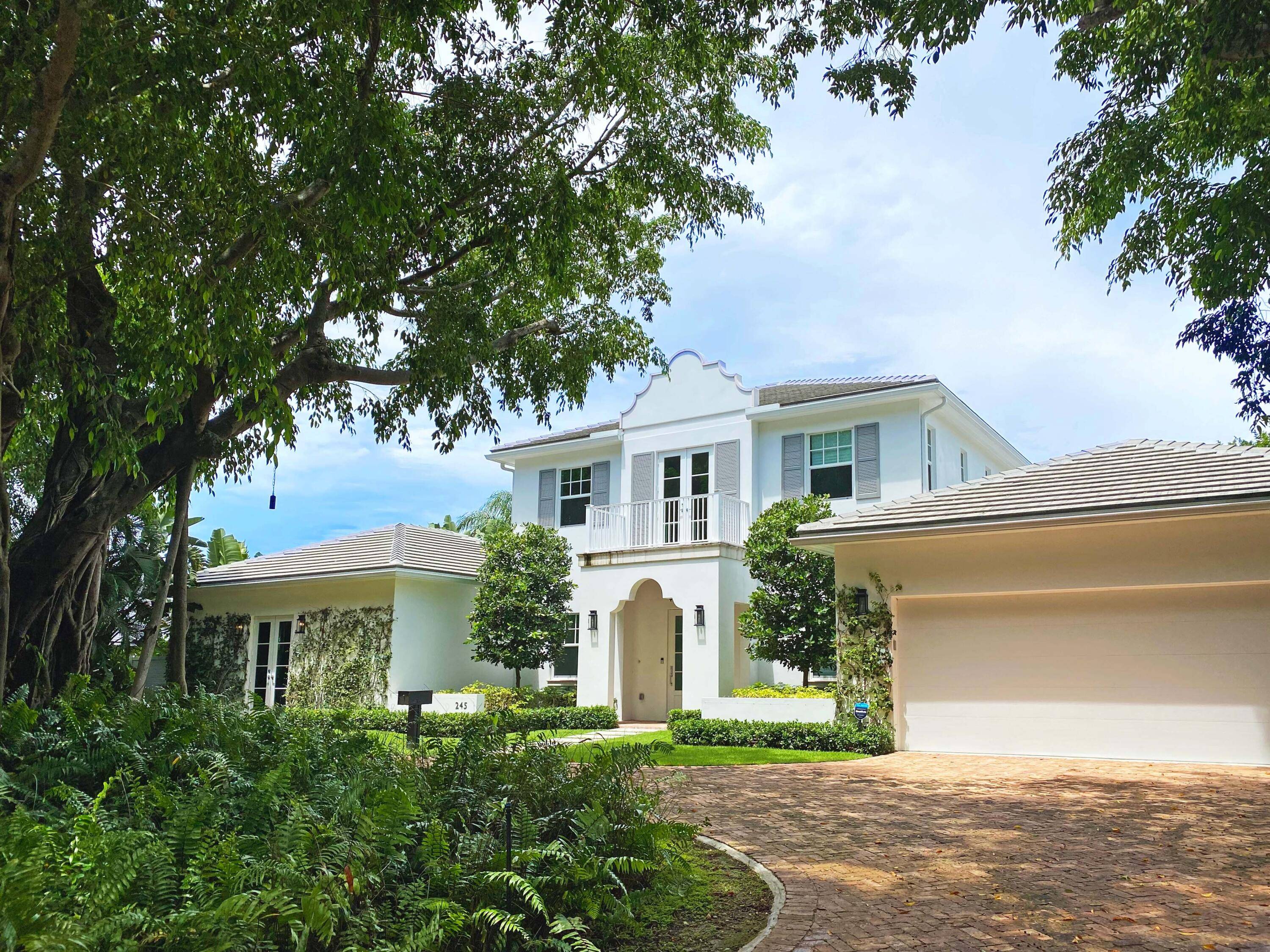 South of Southern rental on beautiful banyan lined Essex Lane available now for winter season school year.