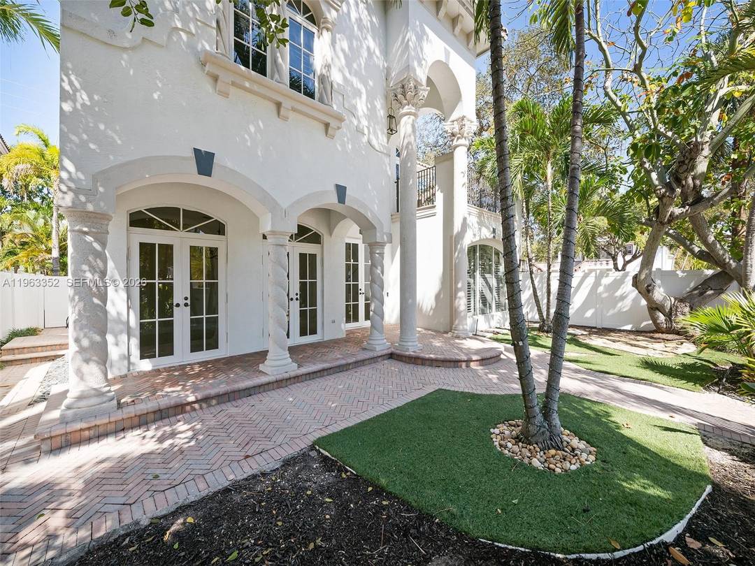 Positioned in the heart of Colee Hammock, just one block from Las Olas Blvd, this home delivers location, scale, amp ; versatility in one of Ft.