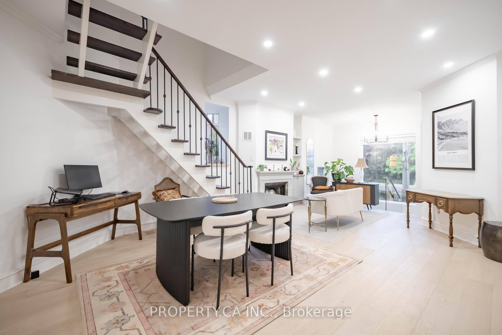 Live in timeless elegance at 300 Avenue Rd a boutique, upgraded 2 1 bedroom residence nestled in one of Torontos most prestigious and charming neighbourhoods.