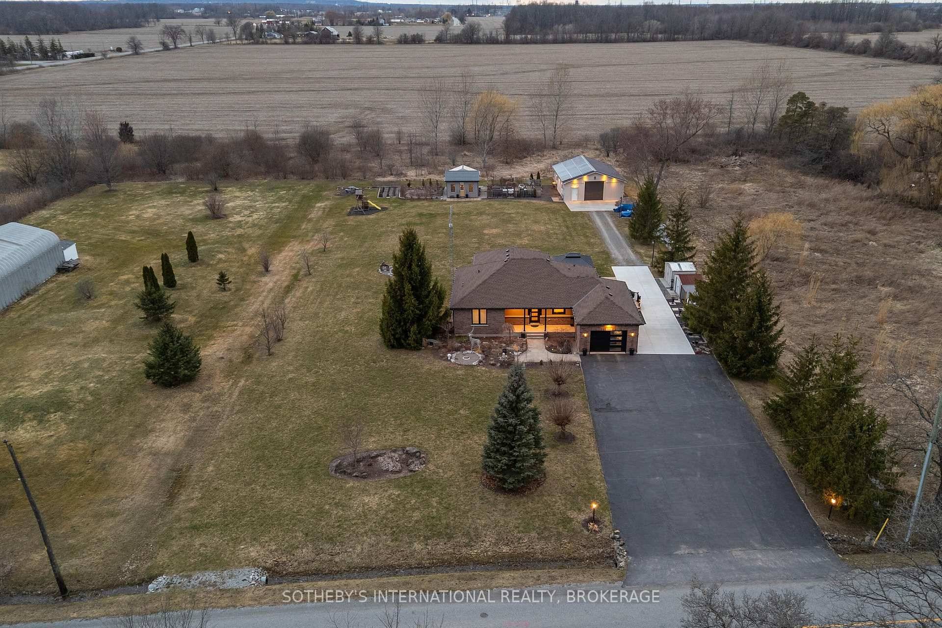 Welcome to this exceptional detached bungalow with over 3, 000 sq ft of finished living space, set on over an acre of land in Niagara Falls !