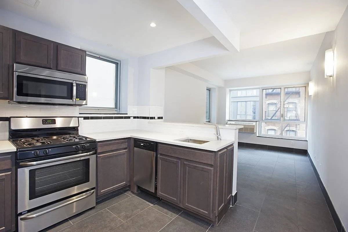 NEW ON MARKET Apartment Features Full Sized Stainless steel appliances Washer Dryer in unit Microwave Dishwasher HVAC Unit Large Bathrooms with Heated FloorsBuilding amenities Virtual Doorman Rooftop with spectacular Manhattan ...