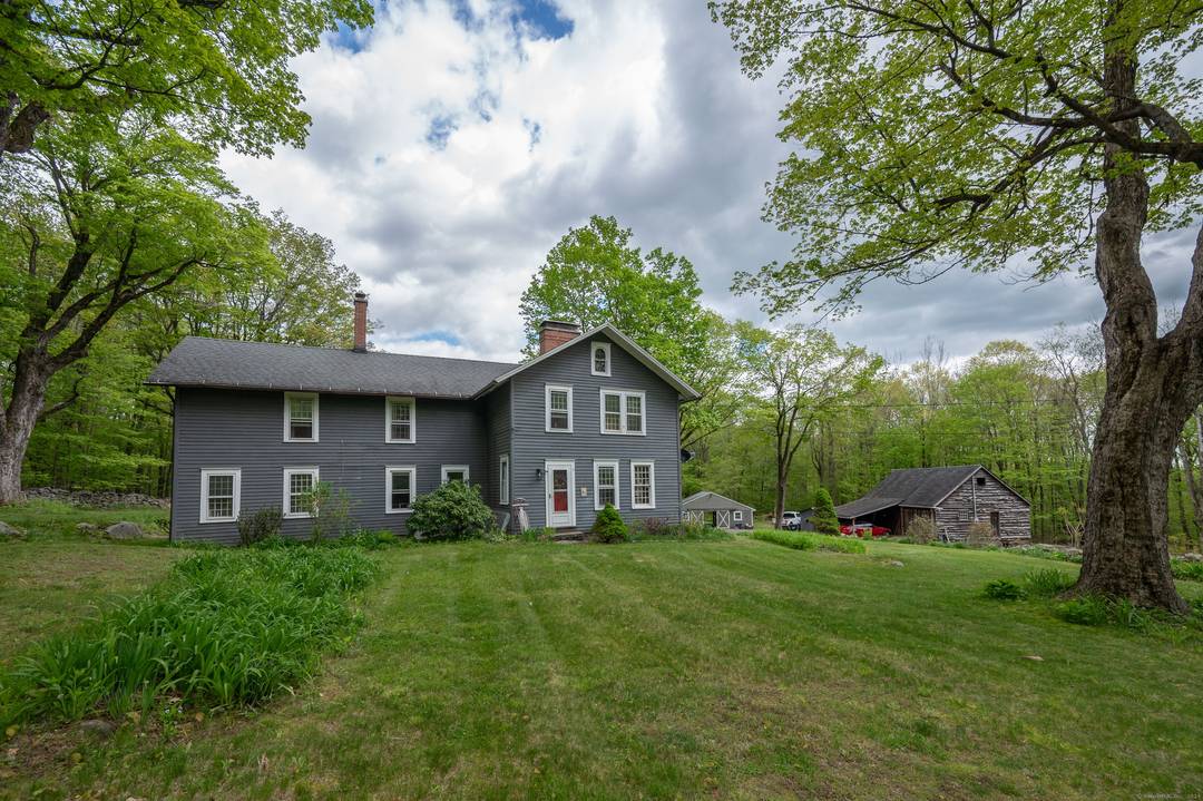HOME LAND BARN. A TRUE NEW ENGLAND CLASSIC PROPERTY IN A POST CARD SETTING !