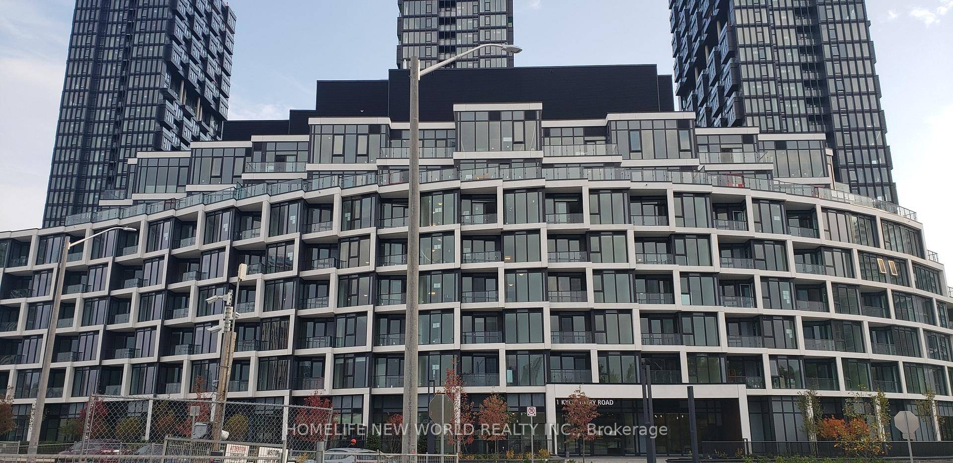Brand New 1 Den Suite At Cross Town Condo At Eglinton Don Mills.
