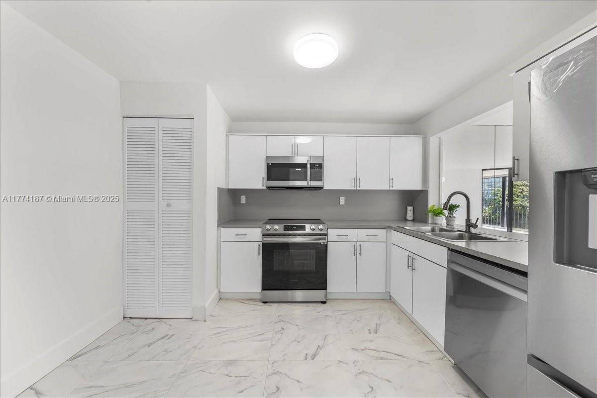 EXCLUSIVE 2 BED, 2 BATH SPACIOUS CONDO IN THE HEART OF BRICKELL !