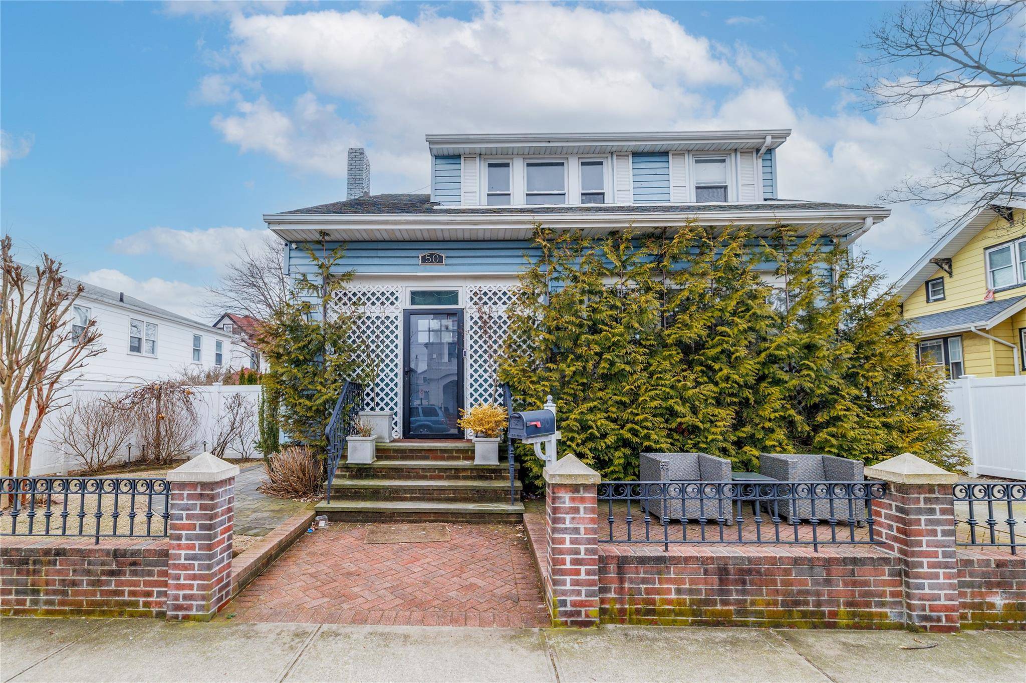 Amazing large 3 bedroom, 2 bath apartment in the heart of Long Beach.