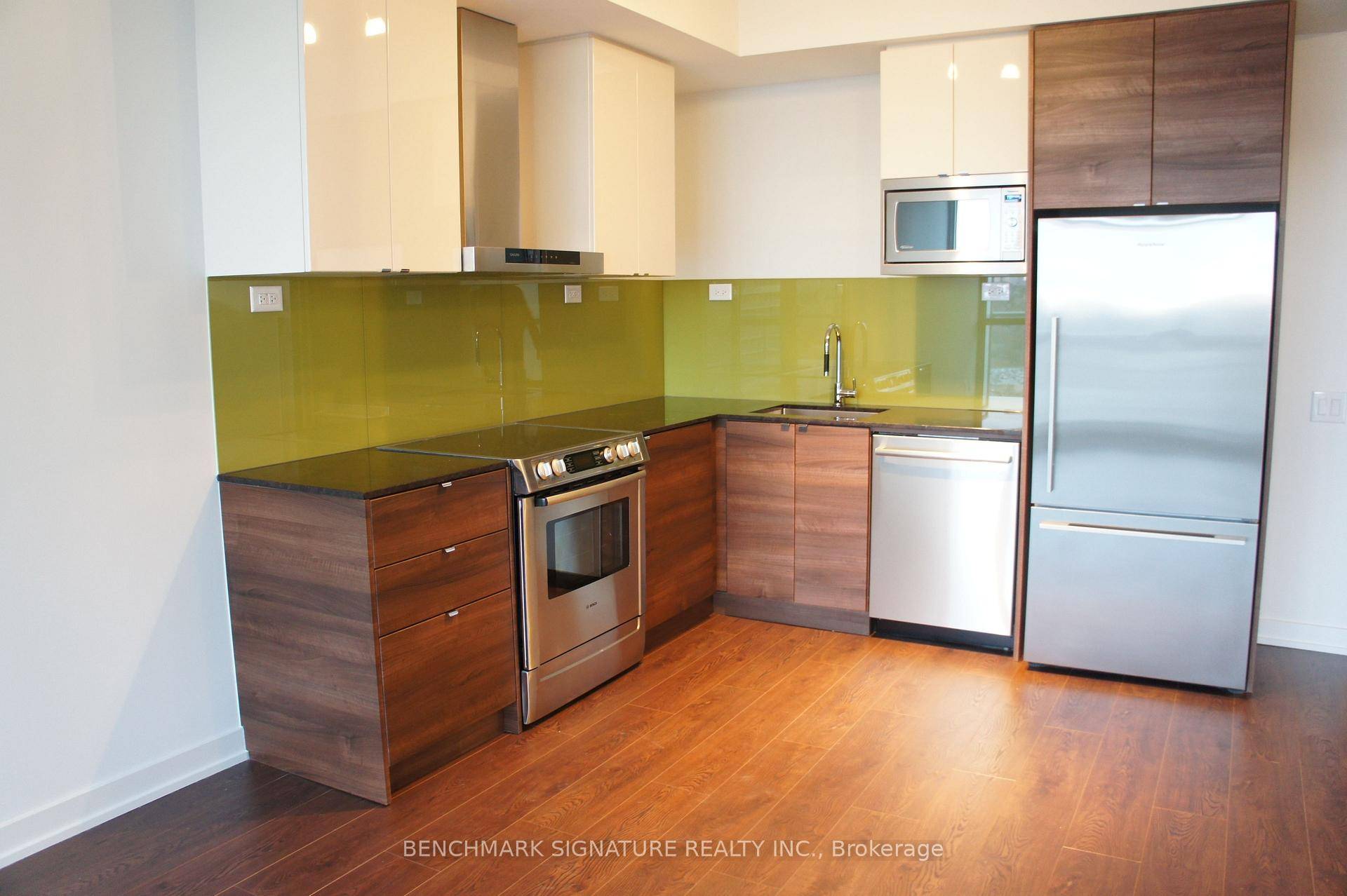 Luxury 1 Bedroom Den W Large Balcony amp ; Unobstructed East View Concord Park Place.