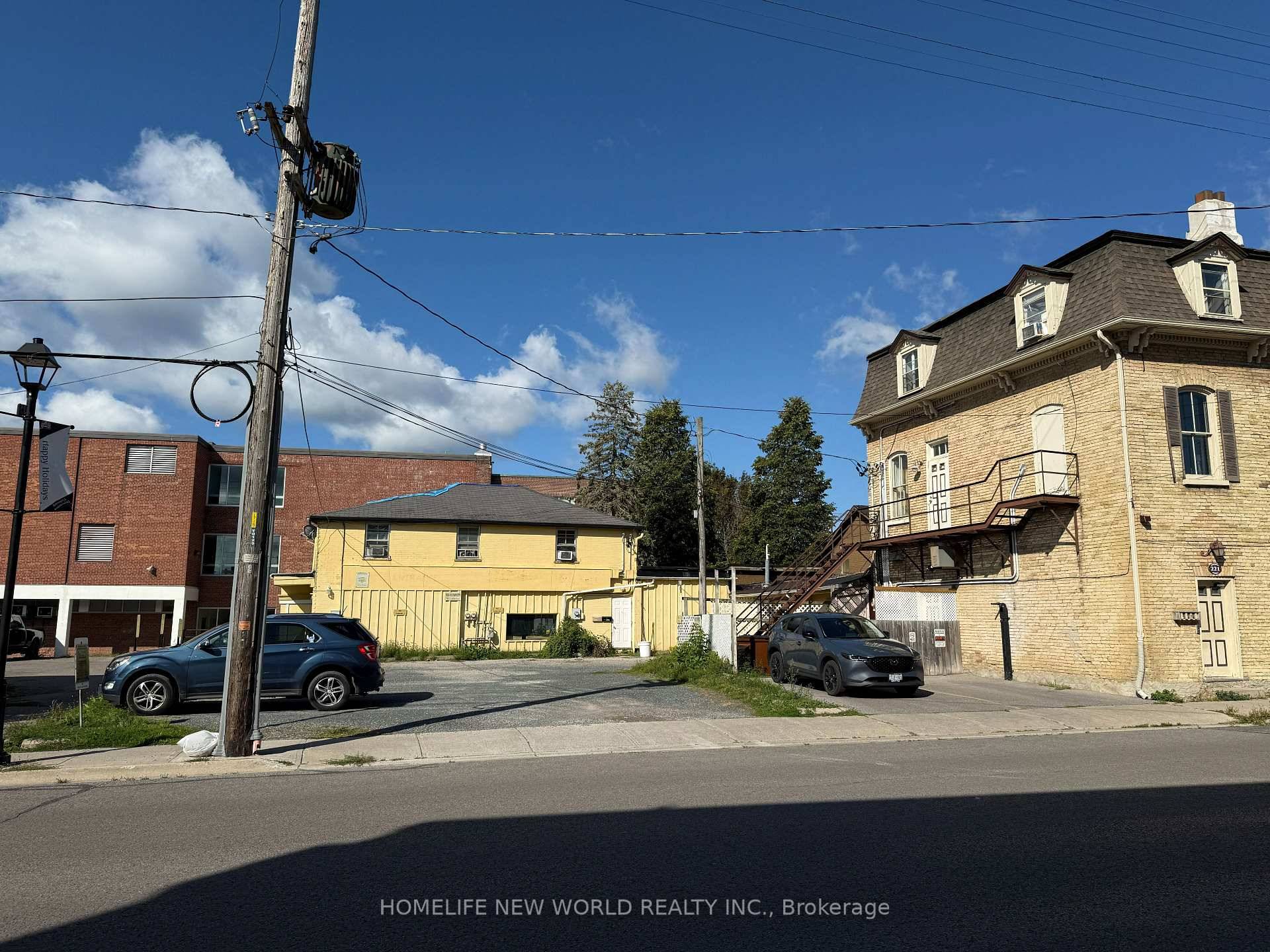 This one bedroom apt is steps from all the amenities of Cobourg's historic downtown core, the famous Cobourg beach and boardwalk.