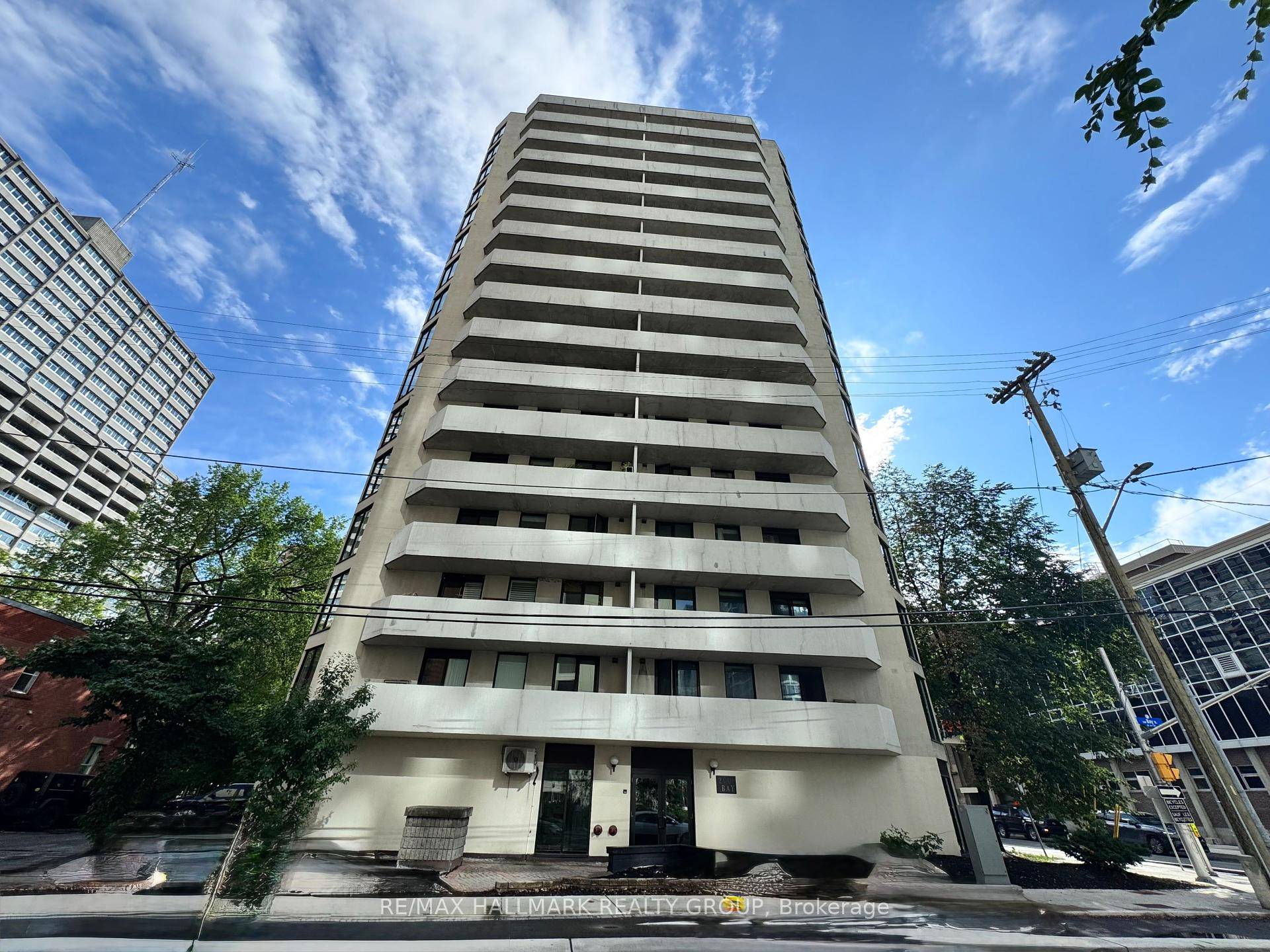 Welcome to 704 200 Bay Street Stylish, South Facing, 861 sq ft of Turn Key Living in the Heart of Downtown Ottawa !