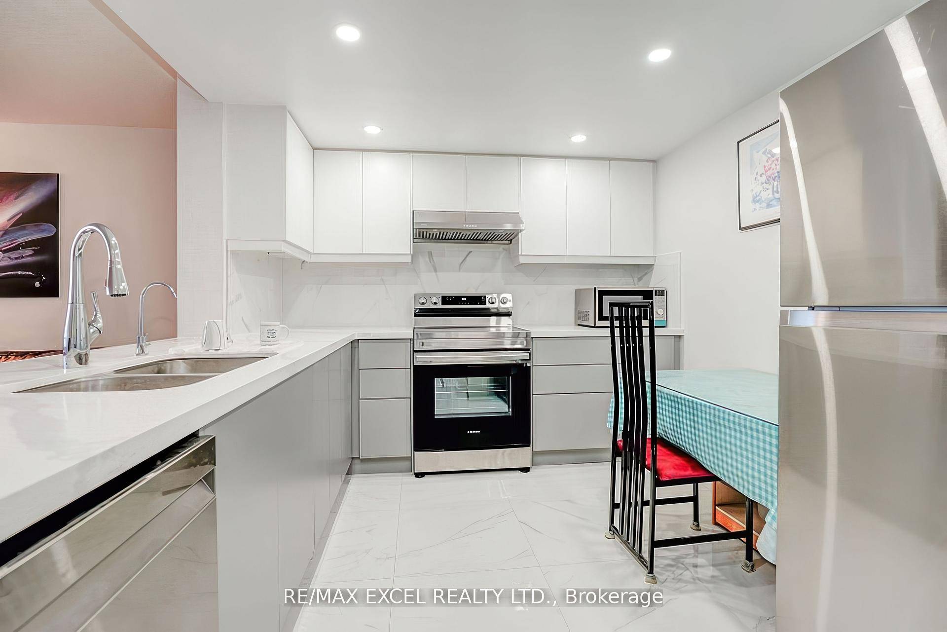 Welcome To This Stunning, Renovated Unit Featuring A Modern Kitchen With Pot Lights, Quartz Countertops amp ; Quartz Backsplash.