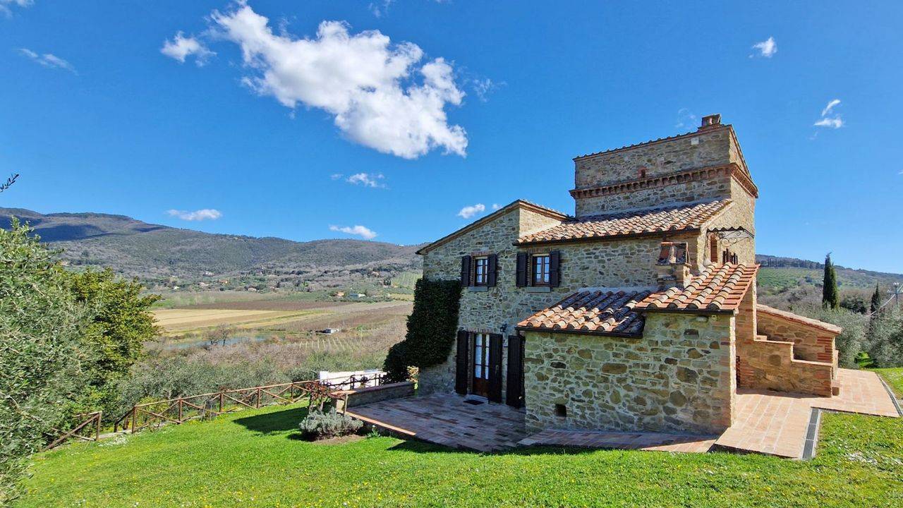 Umbria Real Estate specialise in property for sale in Umbria Italy. Umbria property, Charming farmhouse with ancient tower, dating back to 1600