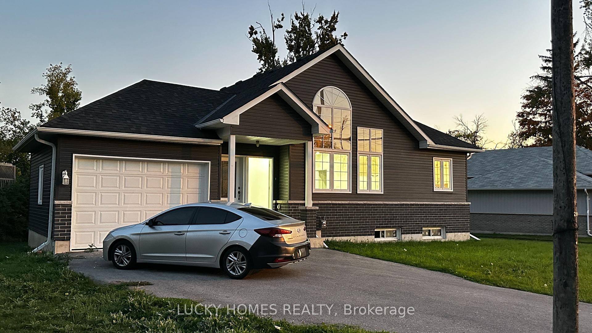 Located in Beaverton. This spacious 4 bedroom, 3 bathroom home features laminate flooring throughout, with tile flooring in the kitchen.