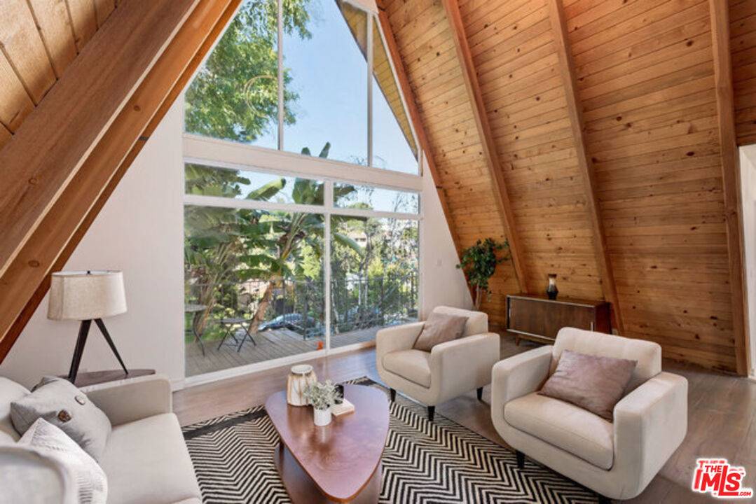 3237   Kelton Ave 3BR La