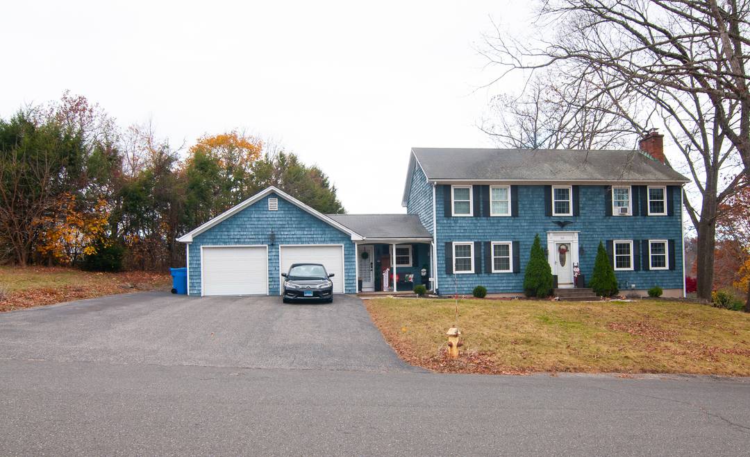 Come take a look at this stunning and gorgeous 4 bedroom and 3 1 2 baths center hall colonial !