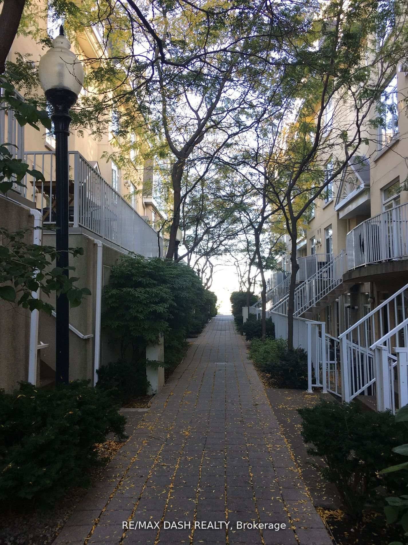 Trendy Waterfront Townhome W Rooftop Terrace Ideal For Bbq amp ; View Of The Lake amp ; Cn Tower.