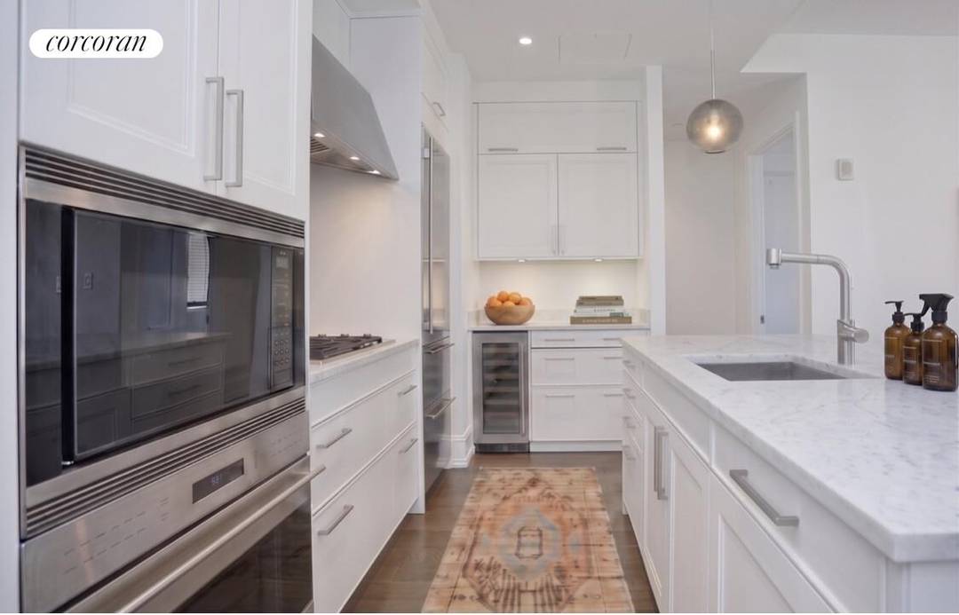 Residence 4H at 10 Madison Square West provides a rare sense of composure in the heart of the Flatiron District.