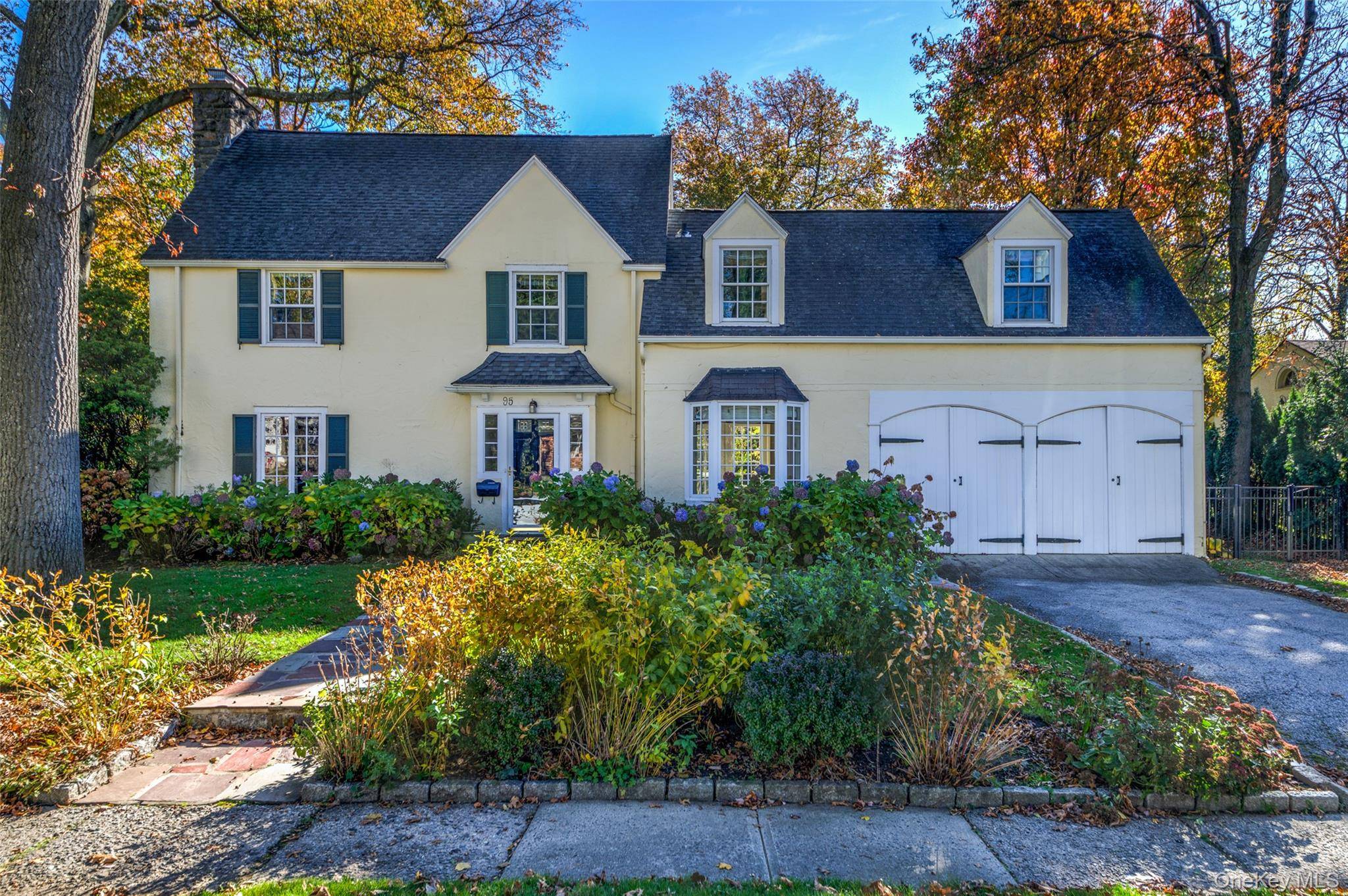 A great opportunity to rent in a desirable Larchmont neighborhood.