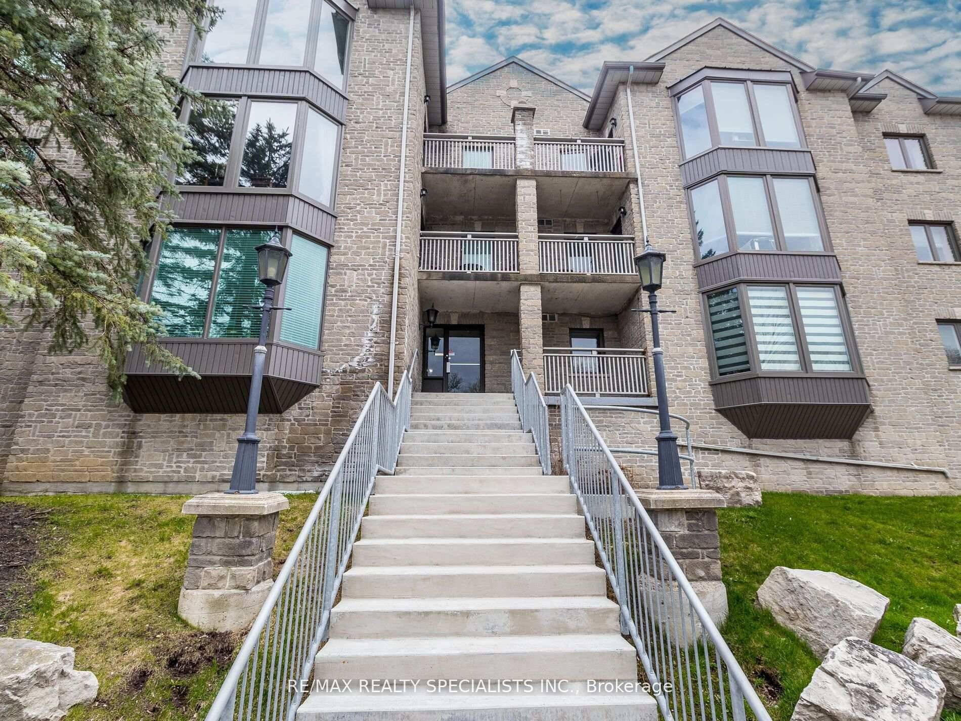 mmaculate amp ; Spacious 2 Bdrm Condo In The Heart Of Aurora !