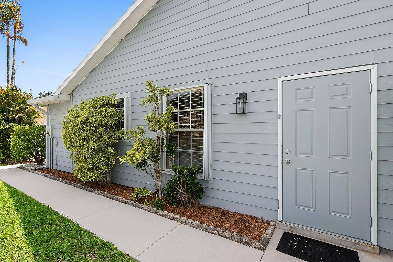 ABSOLUTELY STUNNING and completely move in ready, this single story 2 bedroom, 2 bath townhouse in the heart of West Palm Beach is your dream home come to life !