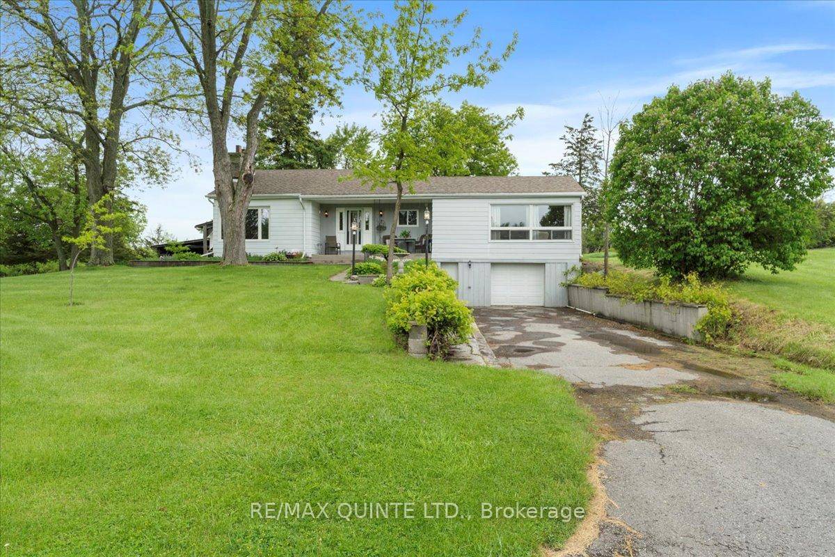 Stylish 3 Bedroom Bungalow on 2 Private Acres 404 Bridge St.