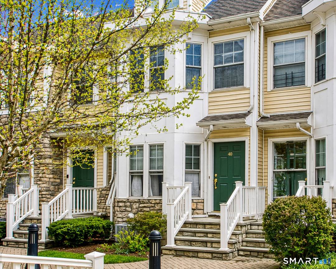 Welcome to Maple Tree Pointe one of Stamford's most desirable communities, perfectly situated near the Darien border.