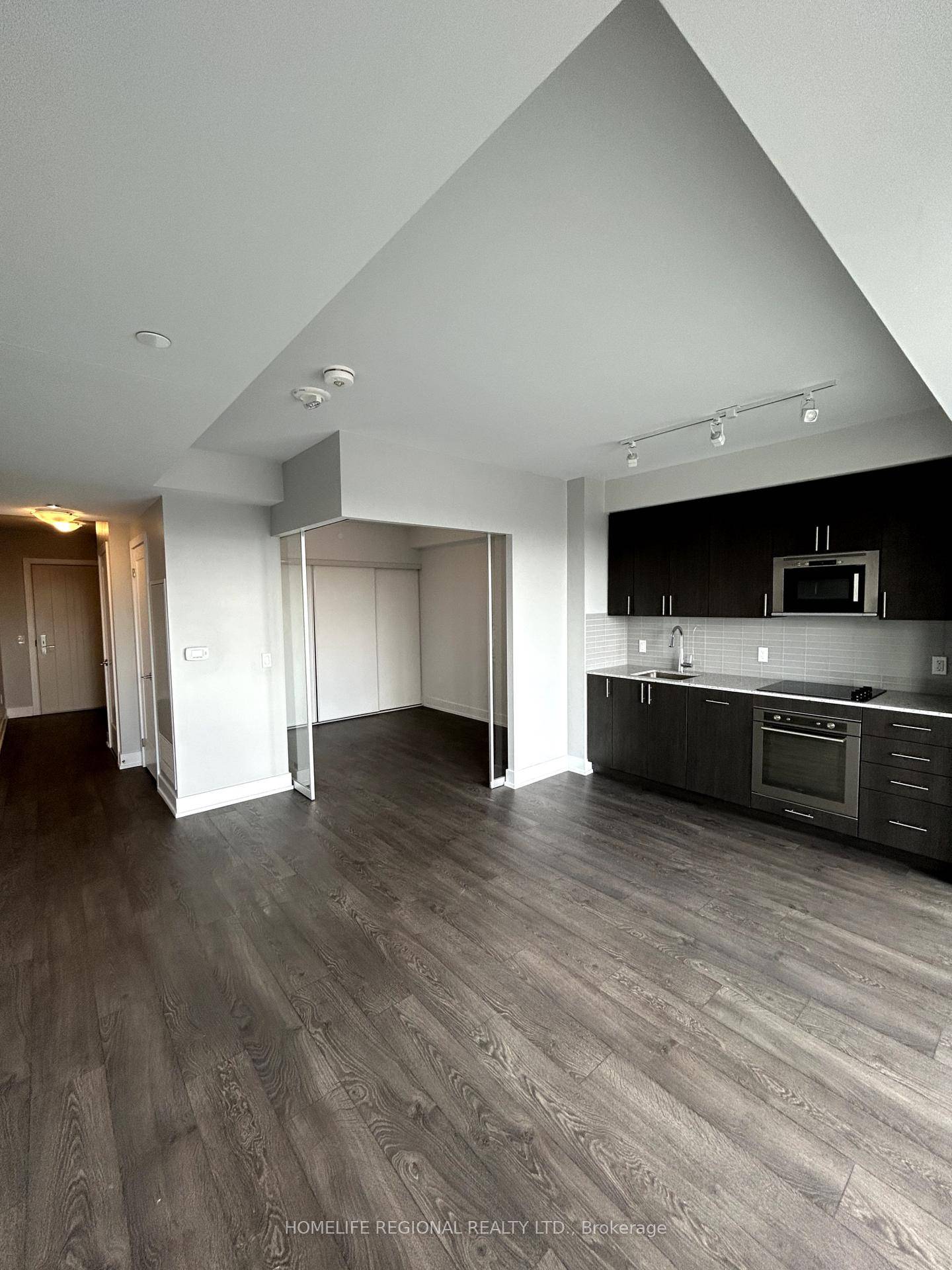 A fantastic unit in a great building close to all the shops, University and Durham College