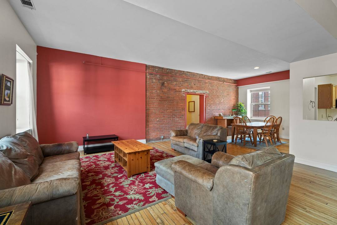 Experience Downtown New Haven living at its finest in this exceptional 3 bedrooms, 2 bath condo located in the heart of Downtown New Haven just steps from Yale, restaurants, and ...