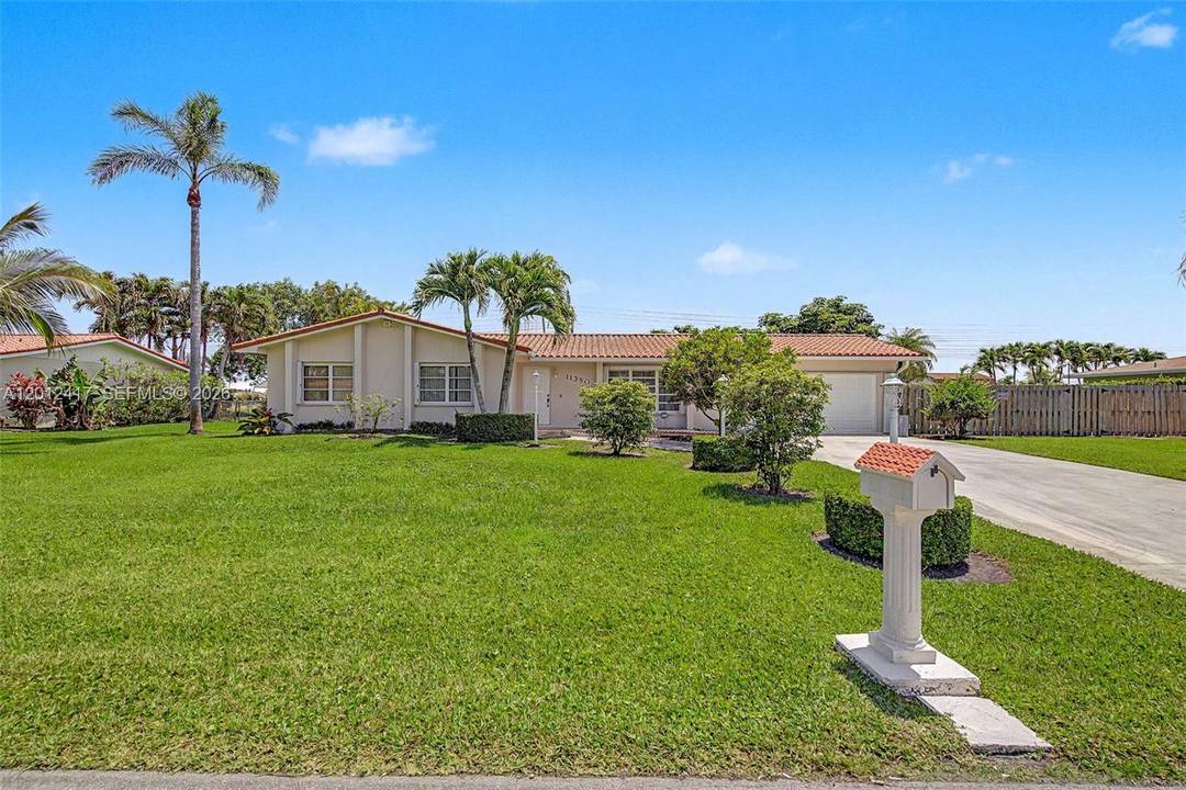 Wonderful 4 bdrm 3 bath canal front home in the lovely community of Pine Shores.
