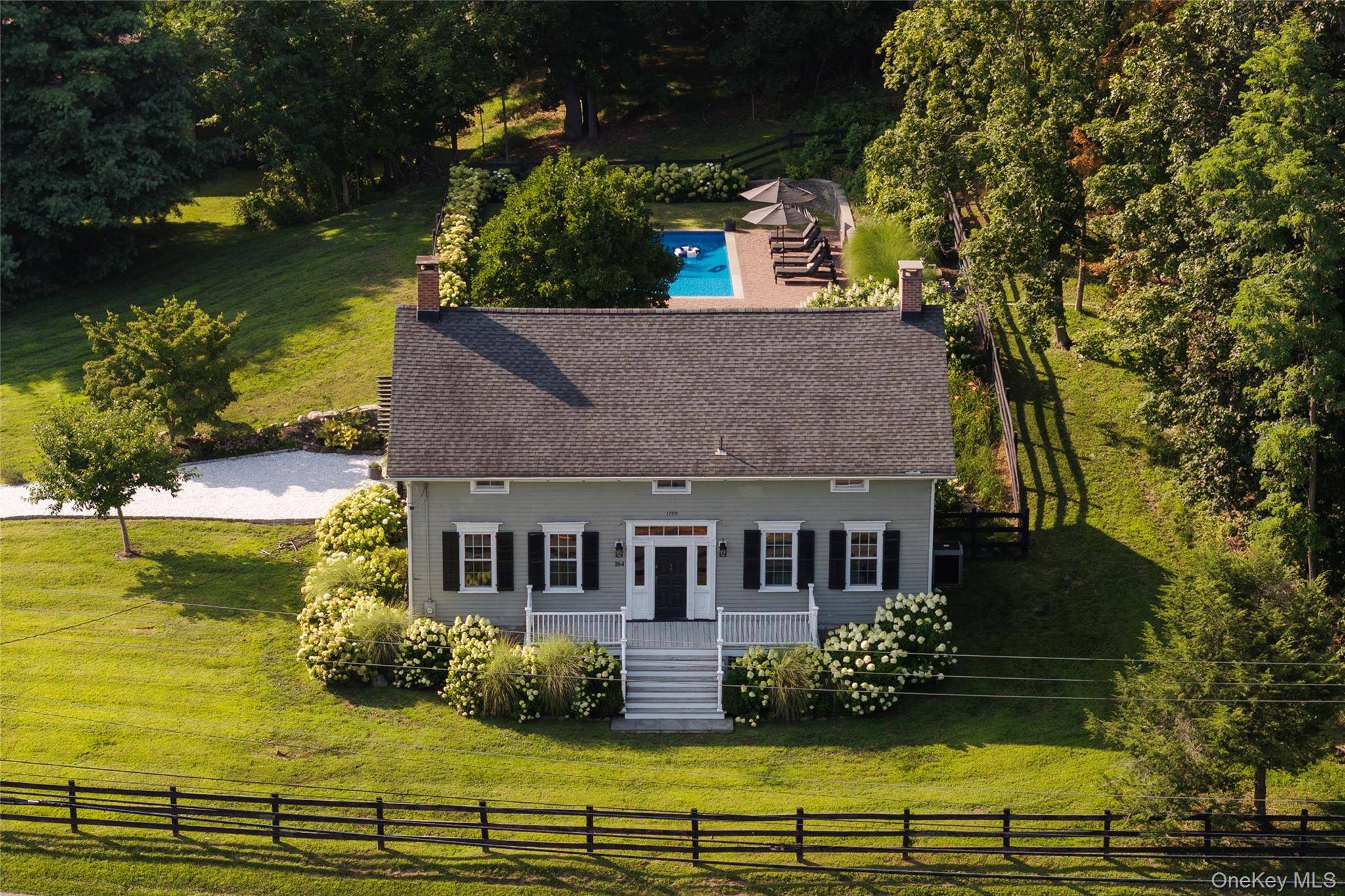 Steeped in history and transformed with impeccable taste, The 1799 House is where 18th century craftsmanship meets modern elegance.