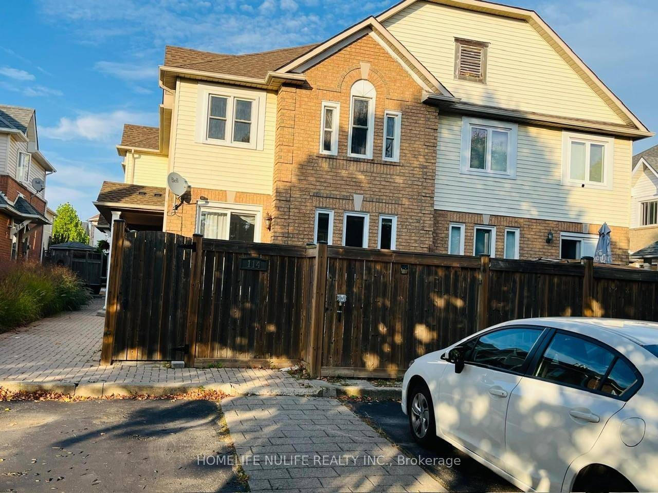 Beautiful Three Bedroom Freehold Foursquare Townhouse In A Very Calm Neighborhood.