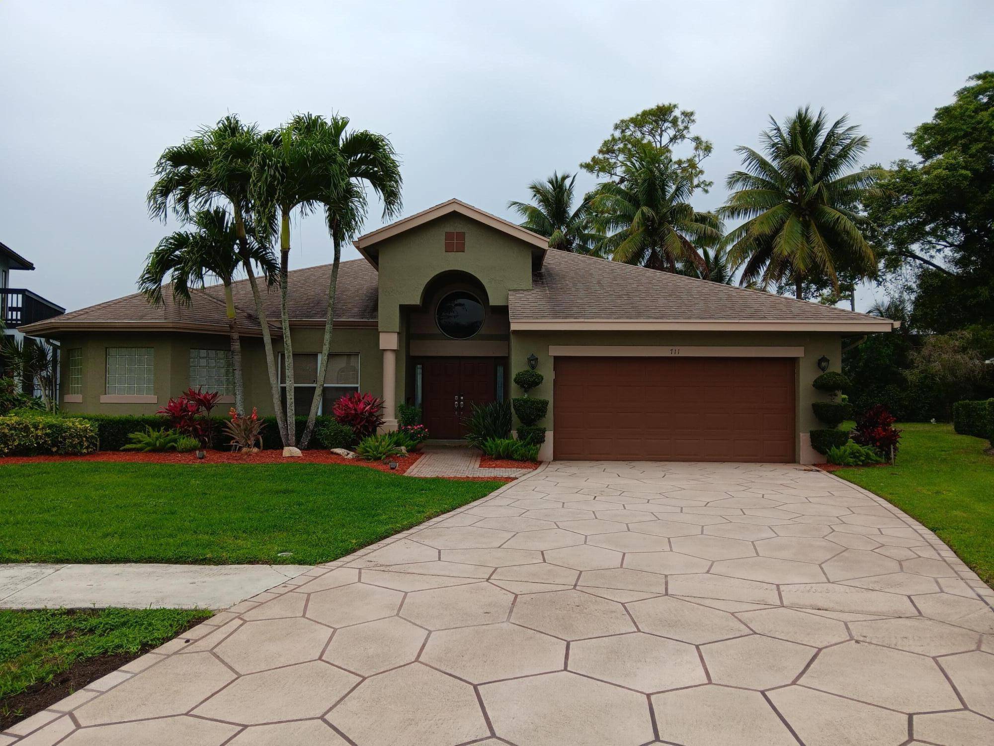 Beautiful 4 bedroom 2 bath pool home available for short term stays only.