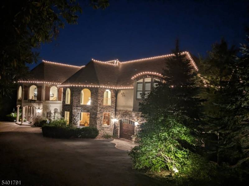 The Summit, in the heart of the Smoke Rise Gated Community on 3 acres of paradise !