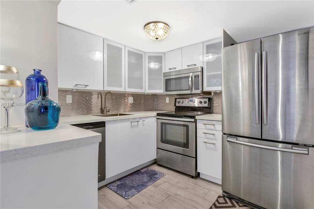 Beautiful fully remodeled condo in a secured building one block from the beach !