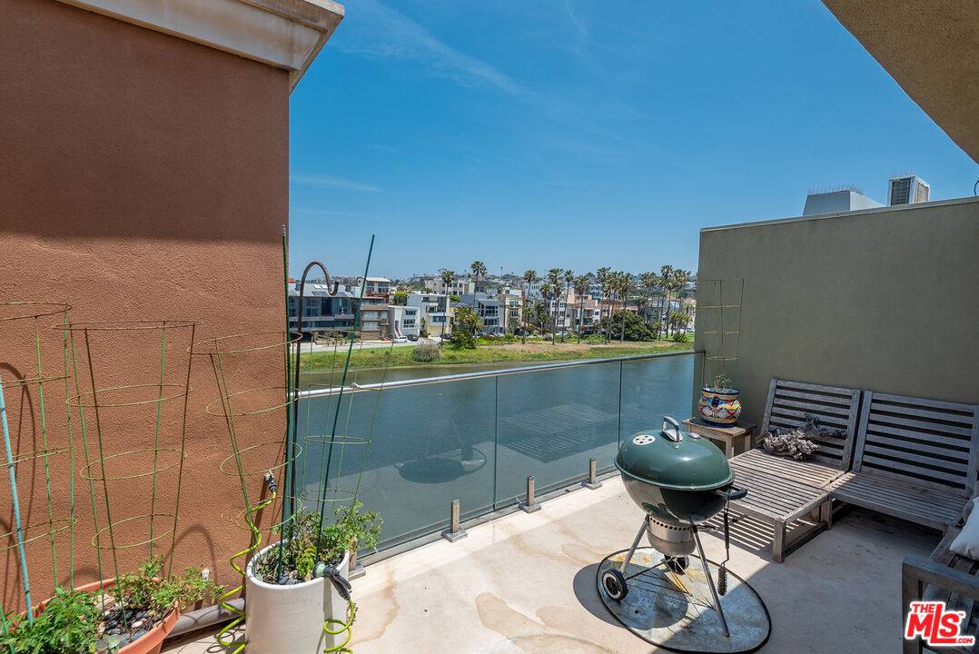 6400   Pacific Ave 2BR La