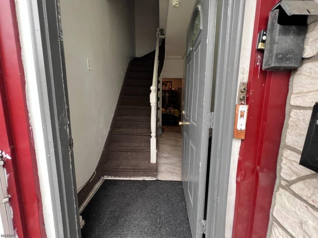 GREAT MOVE IN CONDITION. 2 FAMILY HOUSE IN QUIET NEIGHBORHOOD.