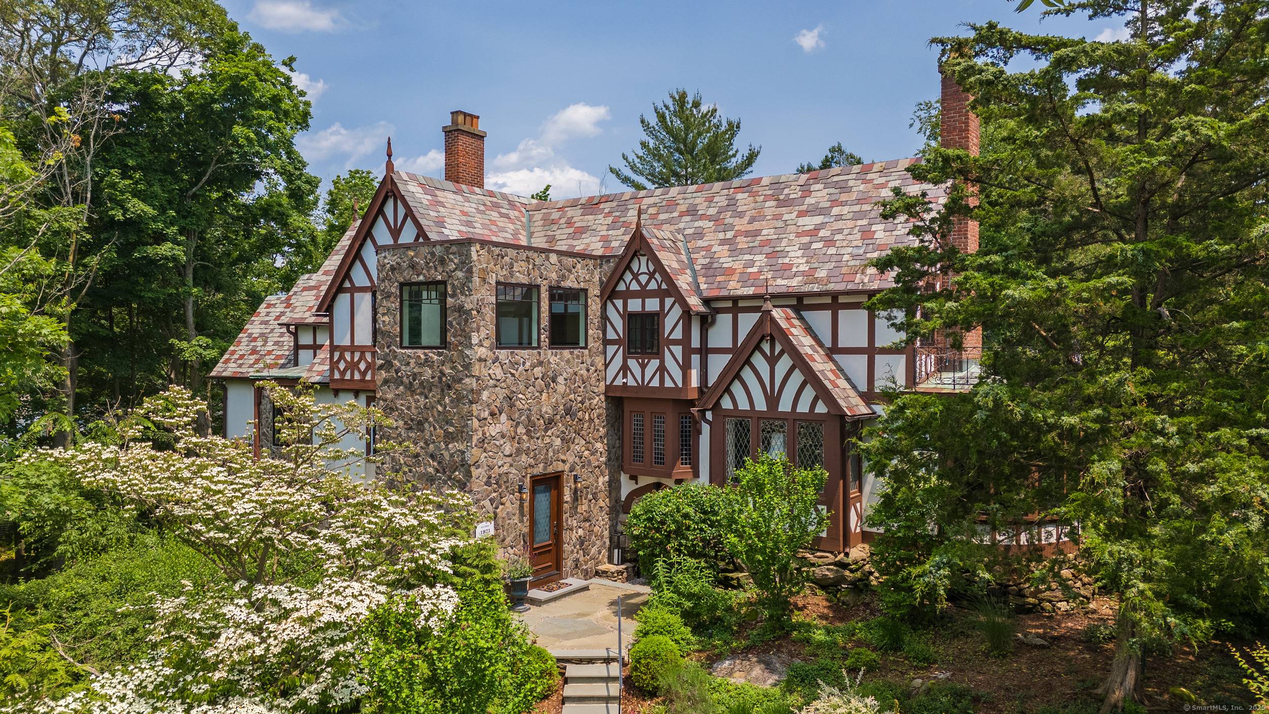 Welcome to 179 Compo Road South, in the heart of Westport super close to Longshore, Compo Beach, downtown, the train station everything Westport has to offer.