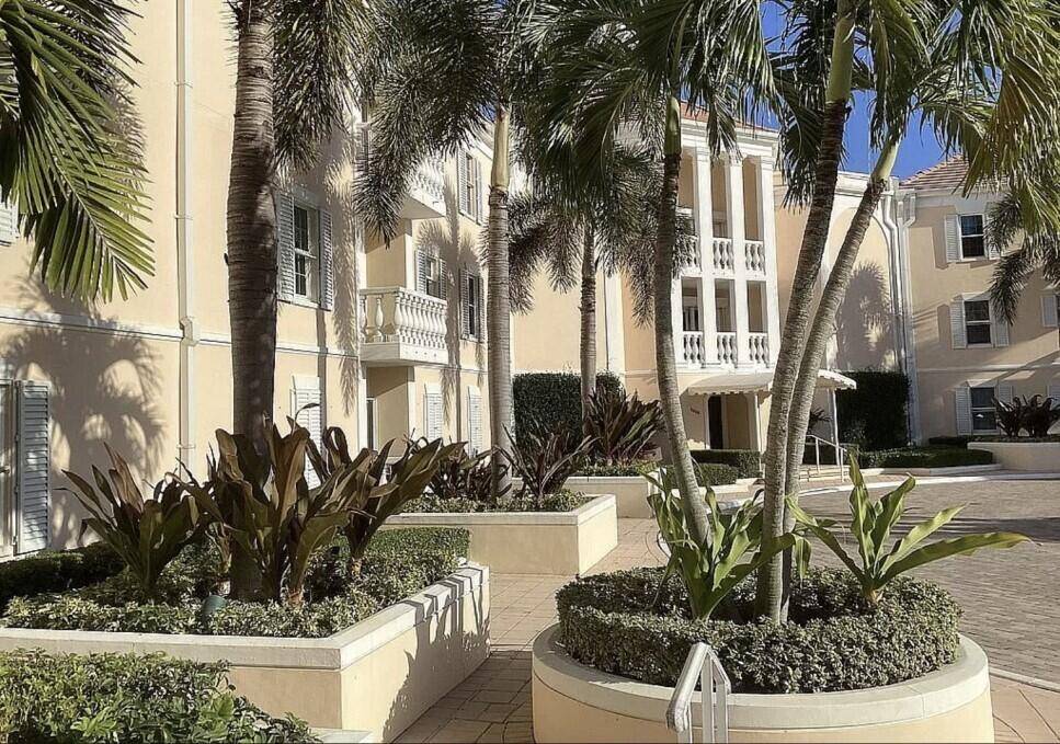Beautiful Oceanfront building, The Victoria, first floor end unit, extra large BRs, separate entry, LOTS of light on 3 sides, upgraded Kitchen, DR, LR 2022, wrap around glassed in porch, ...