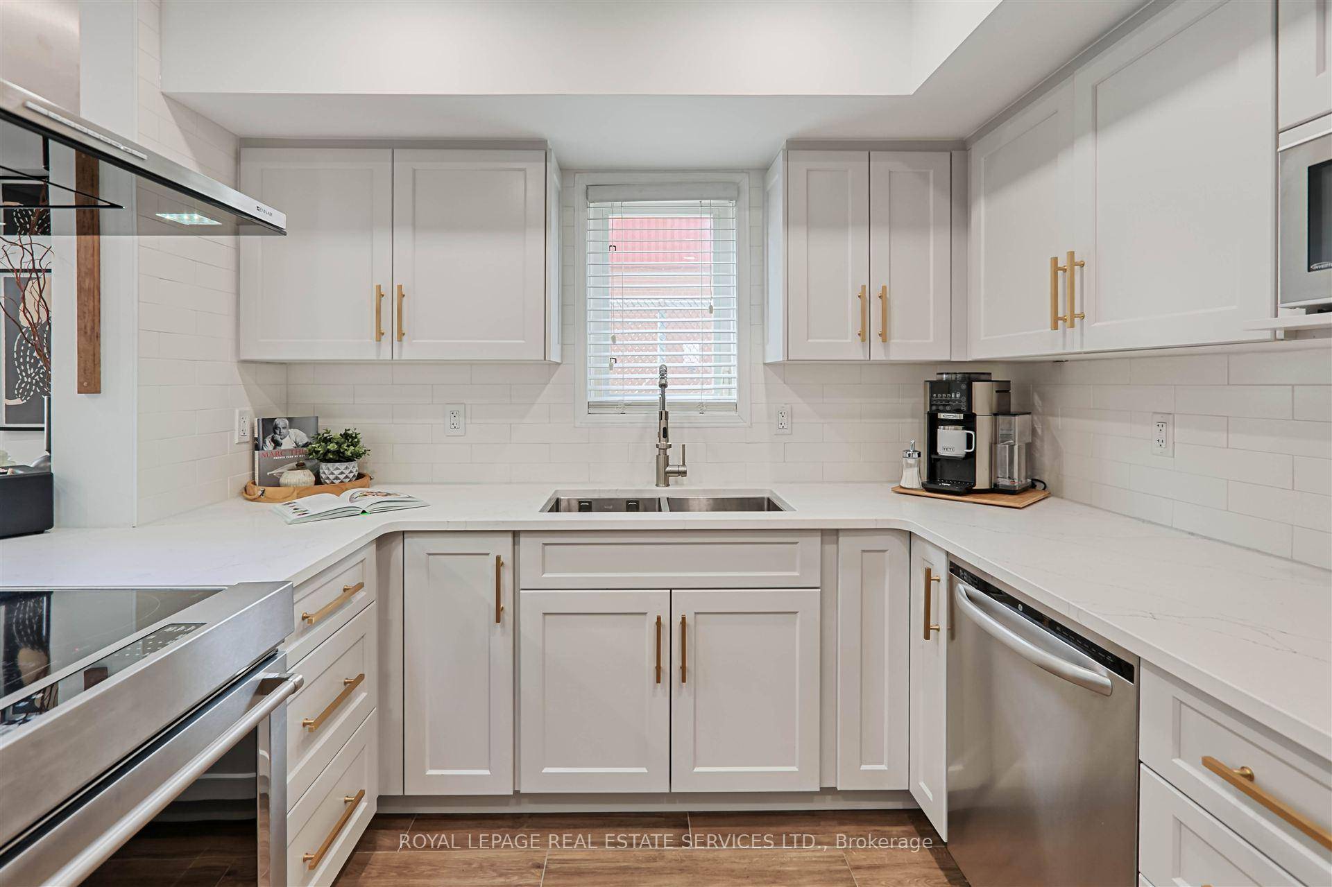 Bright amp ; Renovated END UNIT TOWNHOME in trendy Dufferin Grove !