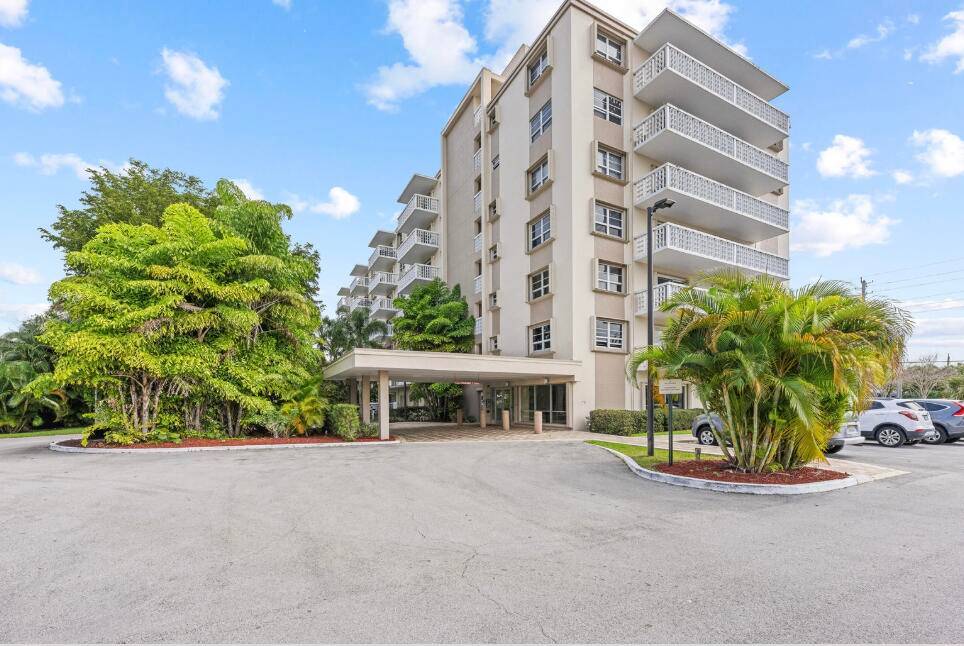 Beautiful and BRIGHT 1 bed 1 bath CORNER unit in an AMAZING location !