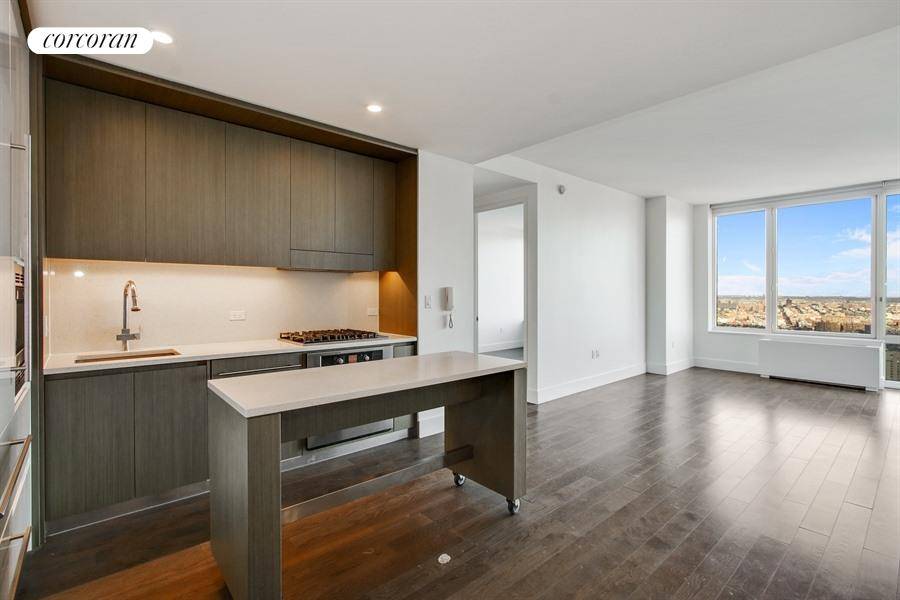 Located in one of Brooklyn's tallest towers, this one bedroom is perched up high in the sky and features gorgeous views that extend deep into Brooklyn.