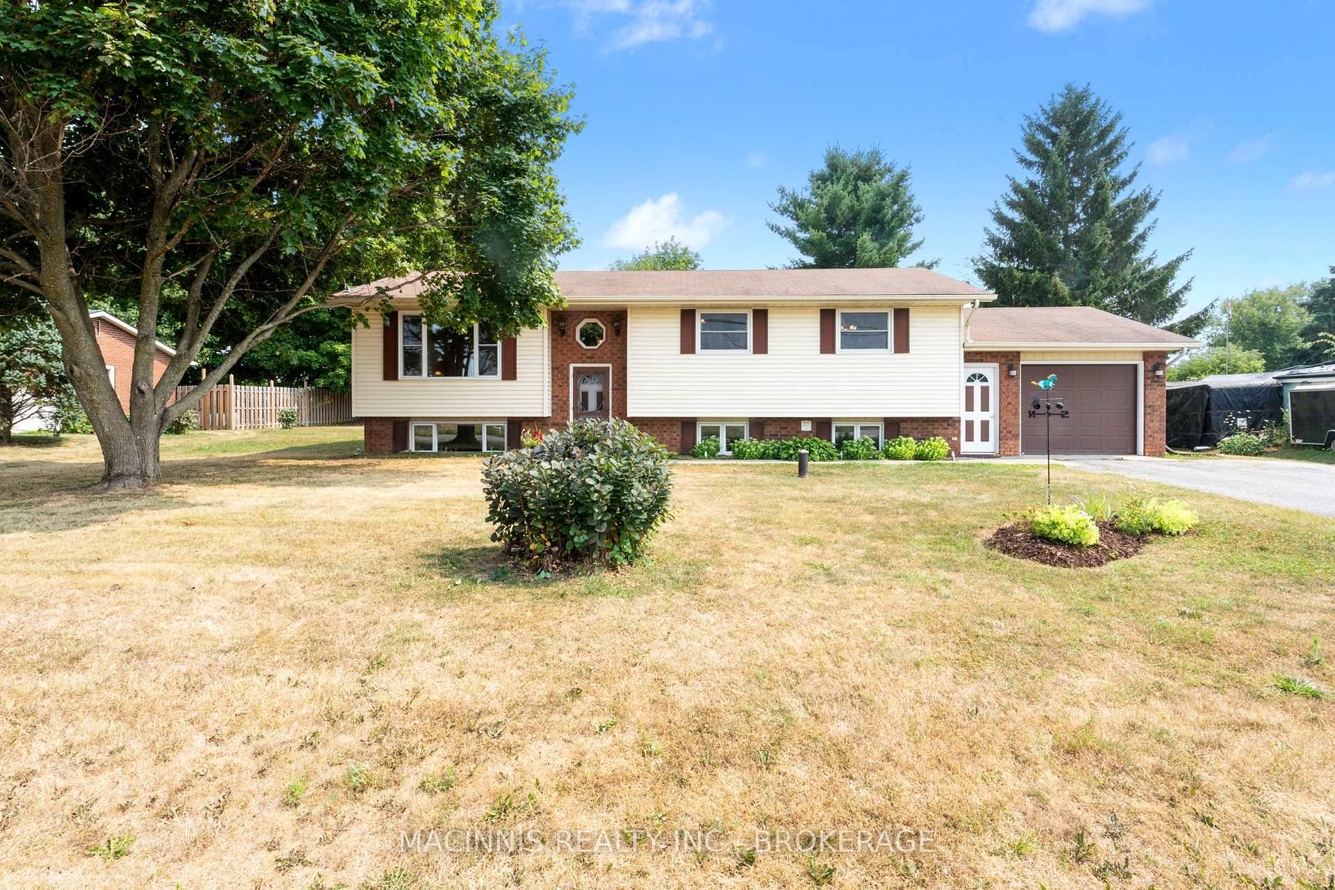 Incredible value in the heart of Seeley's Bay !