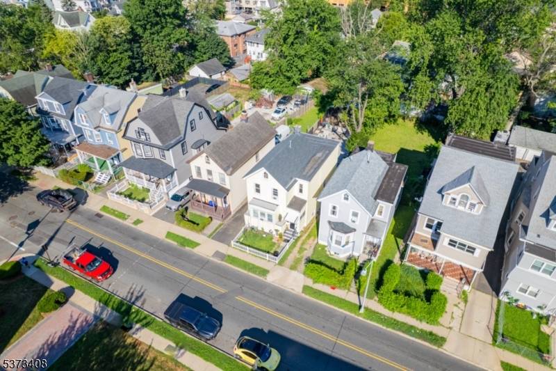 Huge 5 beds 2 full baths single family house, closed to transportation, parks, schools, supermarkets and major routes 280, gsp, 21.