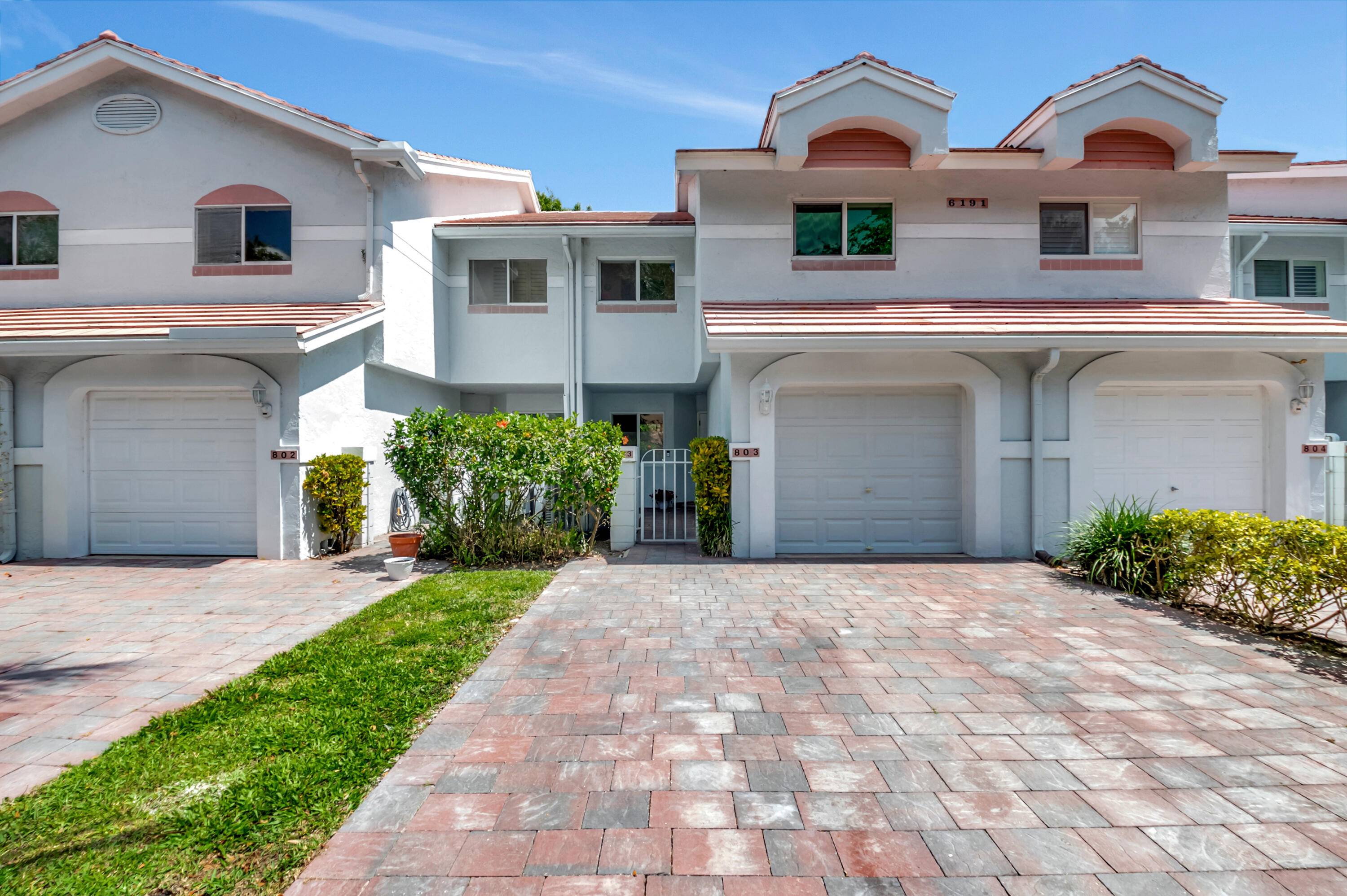 Live in the heart of Boca Raton !