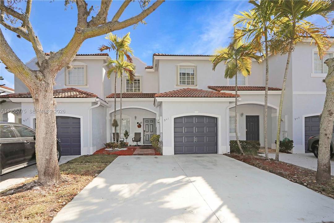 Beautiful townhome located in the desirable gated community of Emerald Lakes in West Kendall.