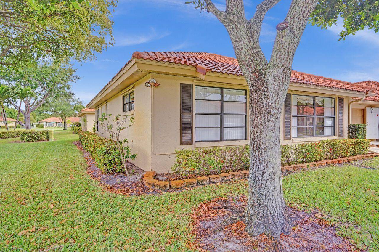 An extremely clean 2 bed 2 bath corner villa in the popular 55 community of Bent Tree awaits you.